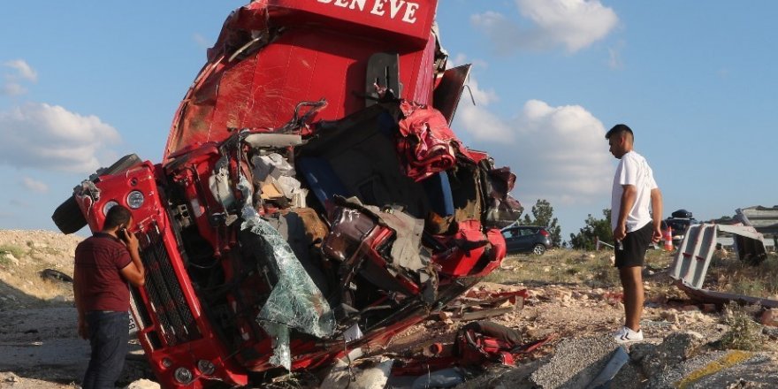 Mersin’de nakliye kamyonu kaza yaptı: 4 ölü