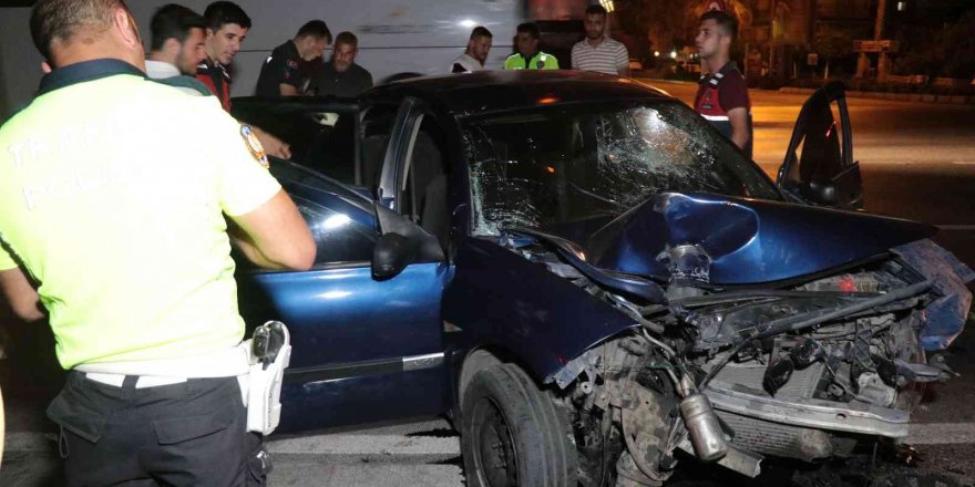 Sinyalizasyon direğine çarpan otomobil sürücüsü hayatını kaybetti