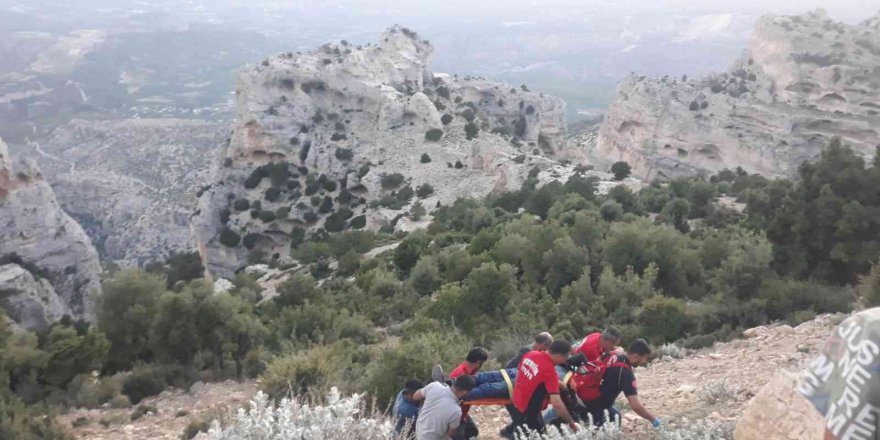 Uçuruma düşen motosikletin sürücüsü yaralandı