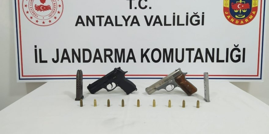 Ruhsatsız tabancalarını çatıdan aşağı atınca yakalandı