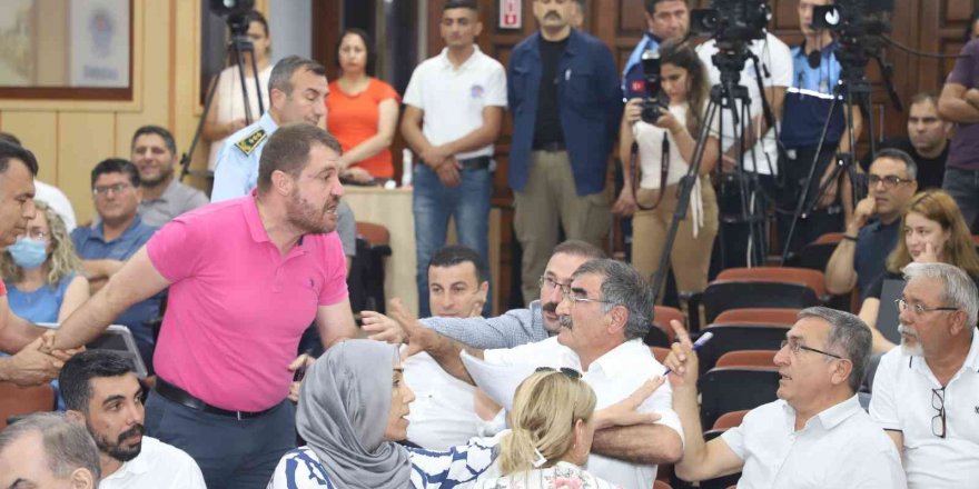 Akdeniz Belediye Meclisi’nde ’PKK’ gerginliği