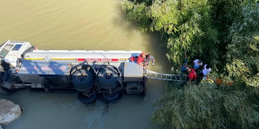 Tanker dereye yuvarlandı, sürücü yaralandı