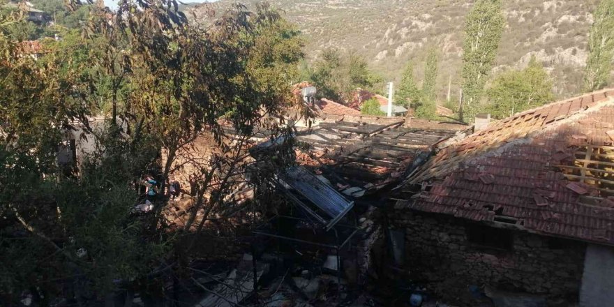 Burdur’da çıkan yangında ev kullanılmaz hale geldi, 1 ev ağır hasar aldı