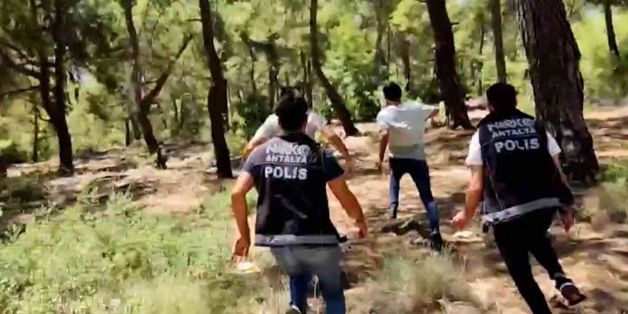 Polisin otomobille yolunu kestiği uyuşturucu tacirleri ormanda kovalamacayla yakalandı