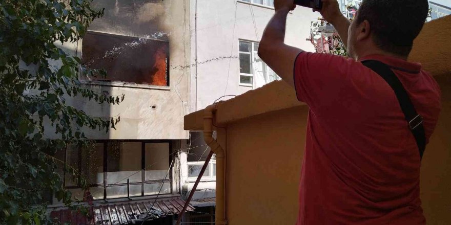 Mersin’de yangın: İki iş yeri ve boş bir ev kullanılamaz hale geldi