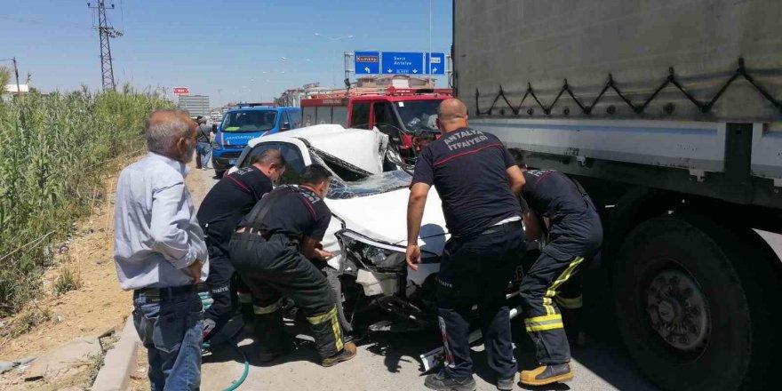 Antalya’da bir kaza diğerini beraberinde getirdi: 2 yaralı