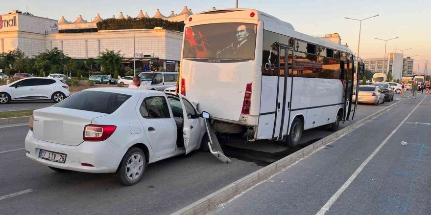 Şehir içi yolcu midibüsüne çarpan aracın sürücüsü yaralandı