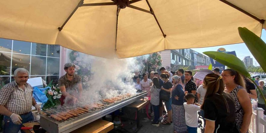 1 Tonluk Dana Kesip Adanalılara Kebap Ziyafeti Sundu
