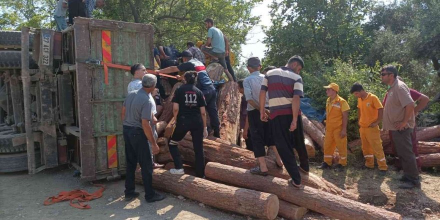 Kahramanmaraş’ta tomruk yüklü kamyon devrildi: 1 ölü, 2 yaralı