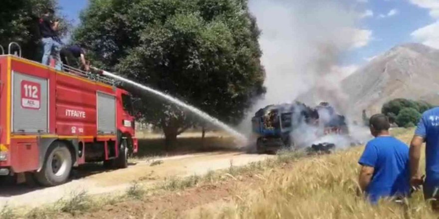 Yüzlerce saman balyası çıkan yangında küle döndü