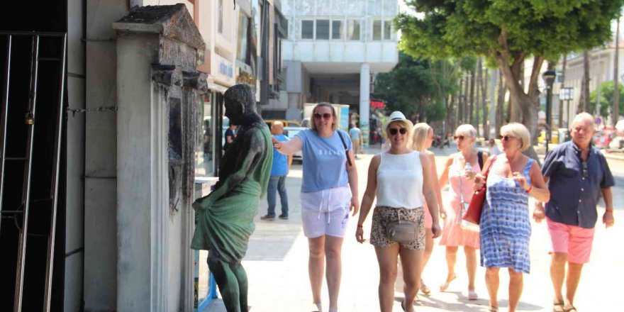 Roma heykelini önce tekmeledi, sonra bezin döküp yaktı