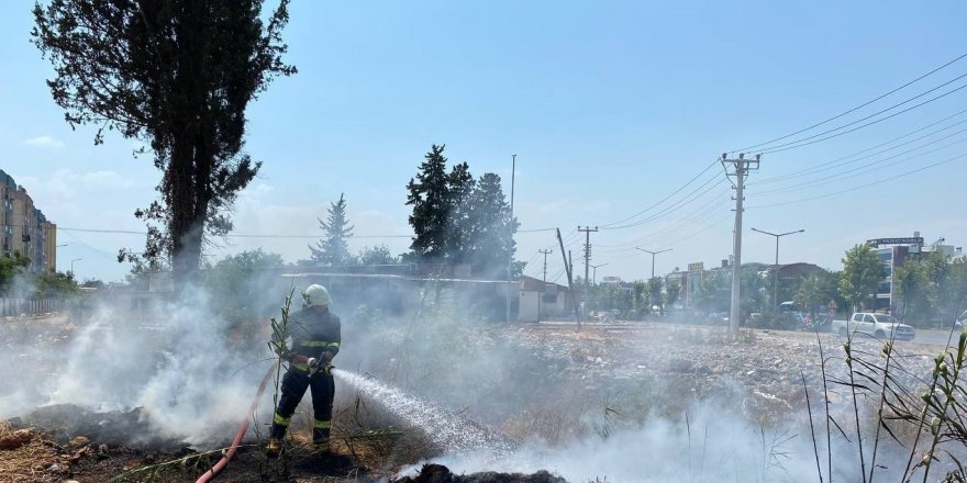 Boş arazide çıkan yangın ekipleri alarma geçirdi