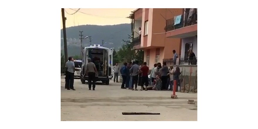 Annesiyle tartışan babasını öldürdü, komşunu yaraladı