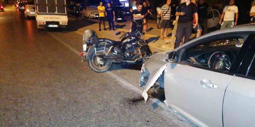 Motosikletle çarpışan otomobilin ön tekeri koptu:2 yaralı