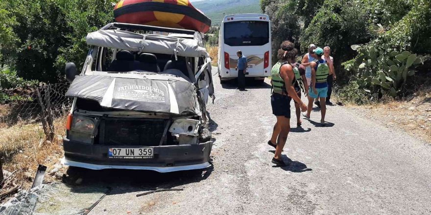 Antalya’da rafting dönüşü kaza: 8 yaralı