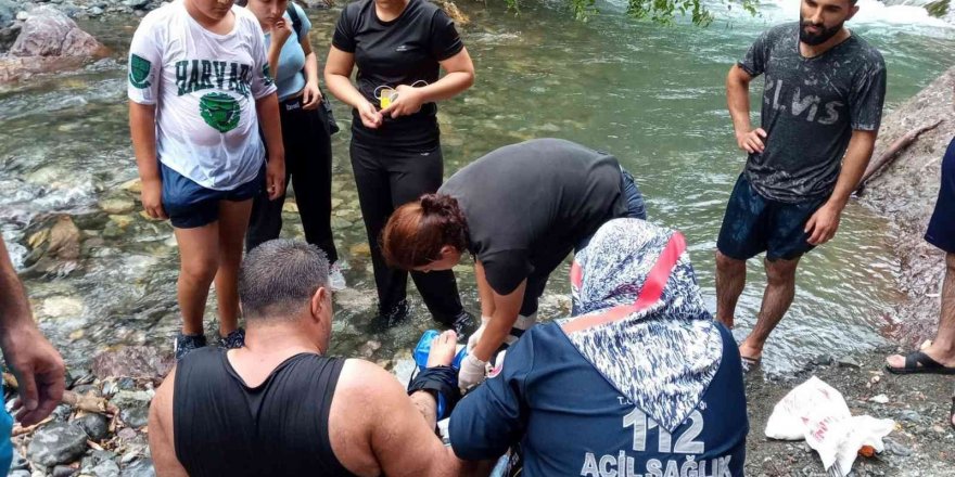 Doğa yürüyüşünde ayağı kırılan adam 4 kilometre sedyeyle taşındı