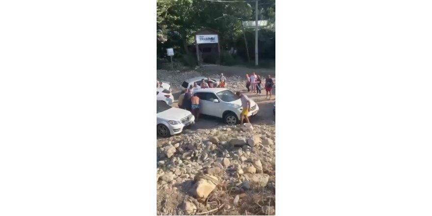 Şoförü Bulamayınca Bilek Güçlerini Devreye Soktular