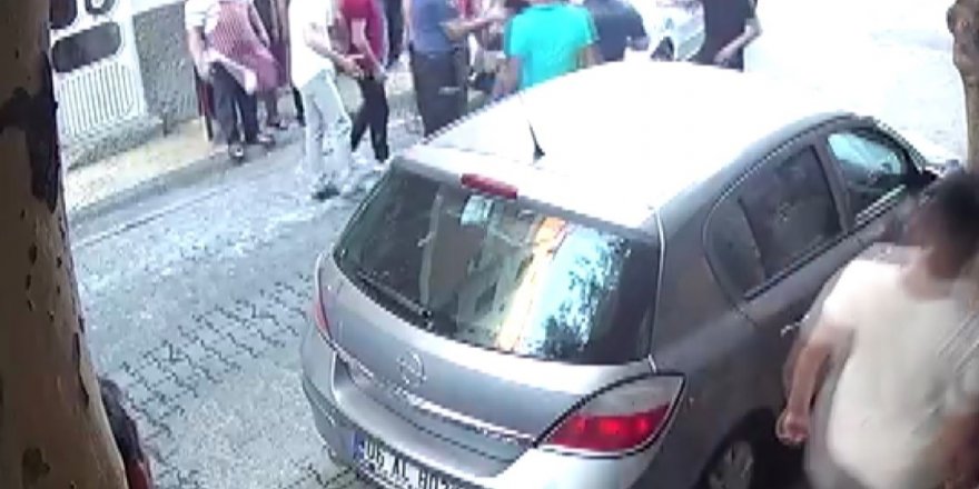 Kavgayı ayıran polis yaralandı, vatandaşlar saldırganları linç etmek istedi