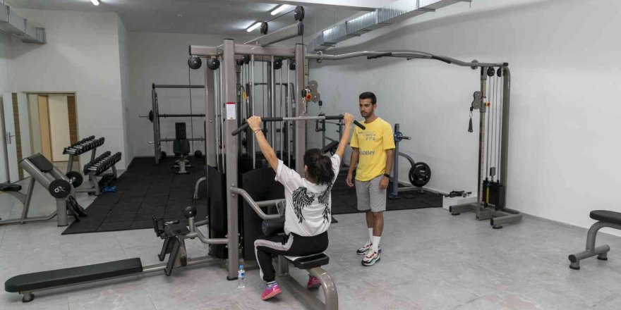 Özel bireyler, fitness salonunda spor yapıyor