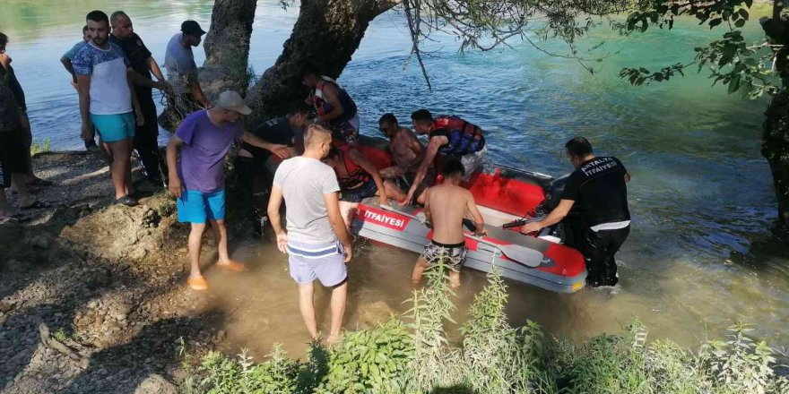 Manavgat Irmağı’nda mahsur kalan vatandaşlar itfaiye ekiplerince kurtarıldı