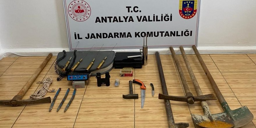 Kaçak kazı yapmaya hazırlanırken devriye gezen jandarmaya yakalandılar