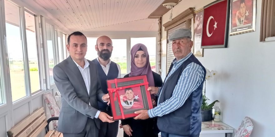 Şehit Ömer Halisdemir’in portresini bin 500 ilmekle 1 yılda işledi