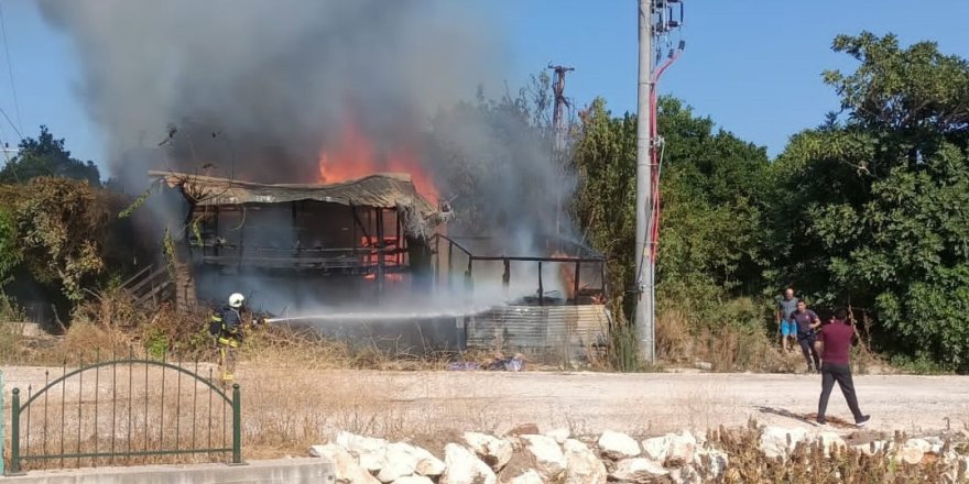 Antalya’da yangında bir ev kullanılamaz hale geldi