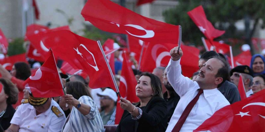 Mersinliler, 15 Temmuz’un yıl dönümünde meydanlara akın etti