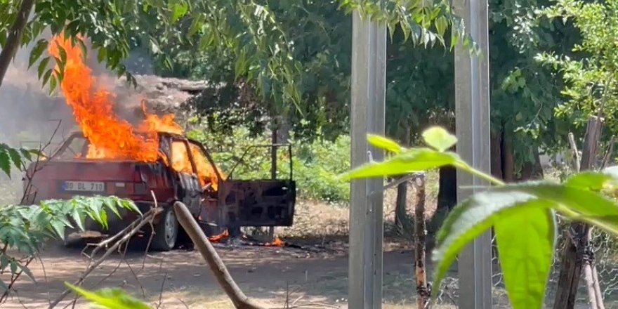 Osmaniye’de park halindeki otomobil alev alev yandı