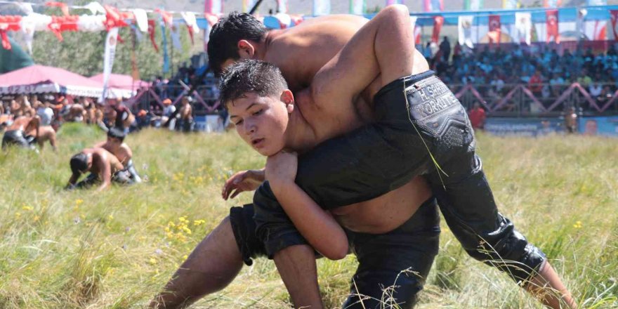 Kırkpınar’ın rövanşı Gökbel Yağlı Güreşleri başladı