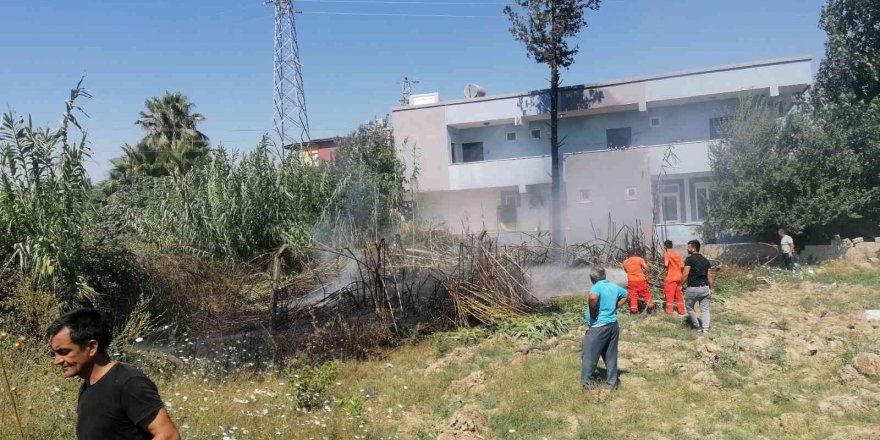 Antalya’da otel lojmanı arkasındaki alanda çıkan yangın büyümeden söndürüldü