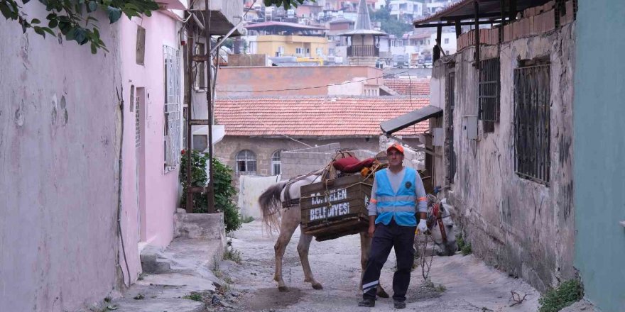Tarihi ilçede çöpler atlarla toplanıyor