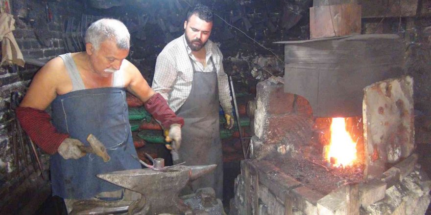 80 derecede dededen toruna demircilik mesleğini yaşatıyorlar