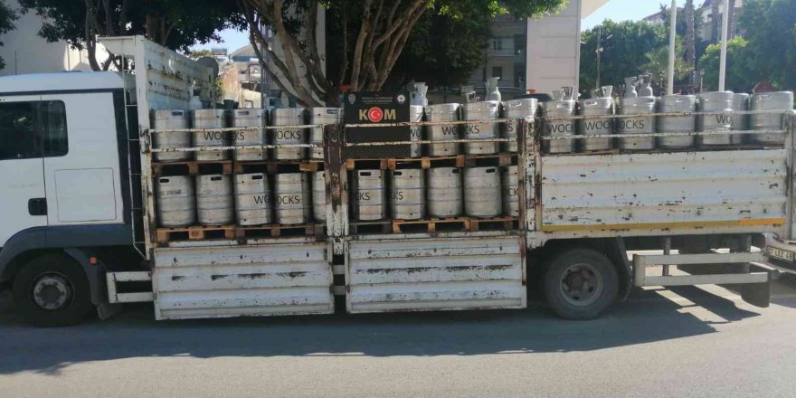 Manavgat’ta kamyon dolusu 10 bin litre sahte içki ele geçirildi