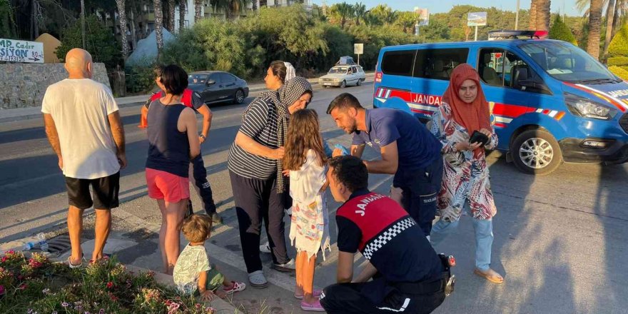 Kaza sonrası korkan çocukları sağlık ekipleri sakinleştirdi