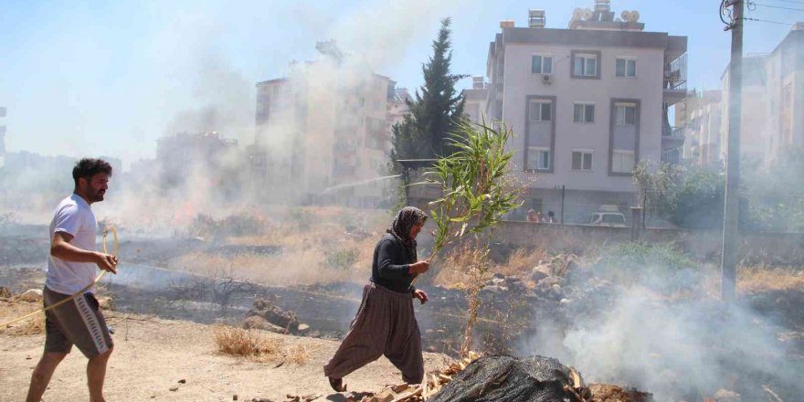 Mahallelinin evleri tehdit eden ot çalılık yangını seferberliği