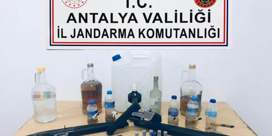 Müzikholde yapılan aramada sahte alkol ve ruhsatsız tabanca ele geçirildi