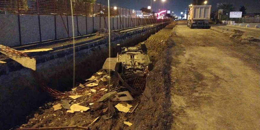 Adana’da alt geçit çalışmasına otomobil düştü: 1 yaralı