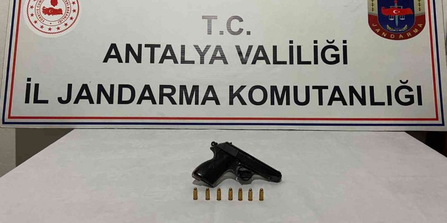 Antalya’da şüpheli şahsın aracında tabanca ele geçirildi