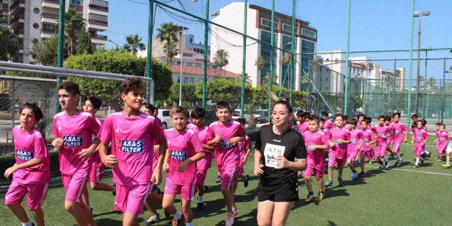 İskenderun’da geleceğin futbolcularına kadın antrenör