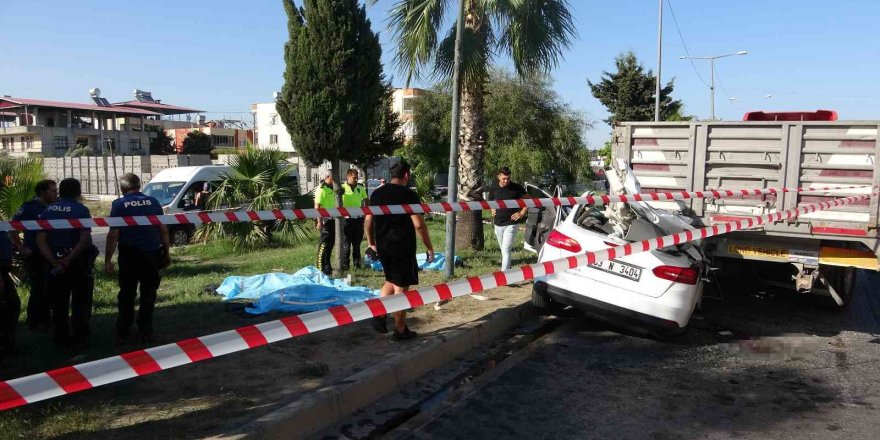 Tıra arkadan otomobille çarpan 3 genç hayatını kaybetti