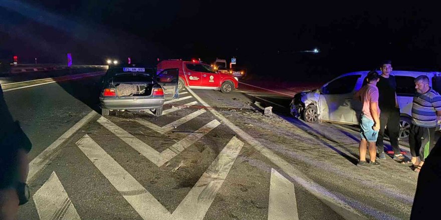 Antalya’da iki araç kafa kafaya çarpıştı: 8 yaralı