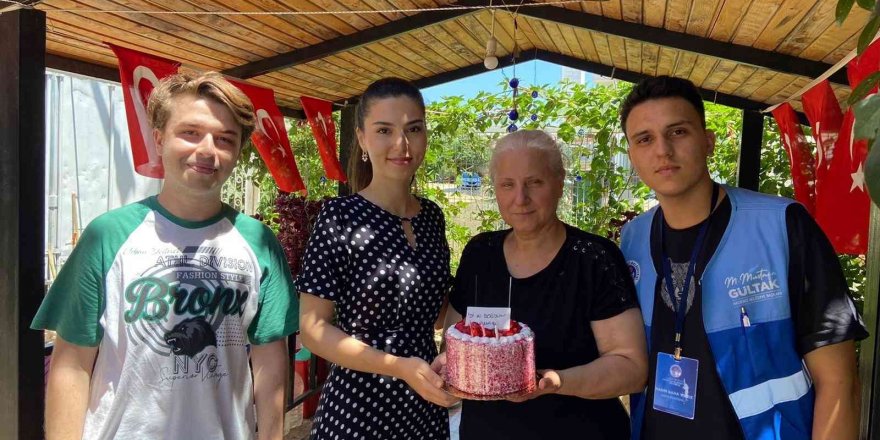 Oğlu Şehit Olduktan Sonra İlk Kez Doğum Günü Kutladı