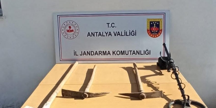 Kaçak kazı yapan şahıslar malzemelerle birlikte yakalandı