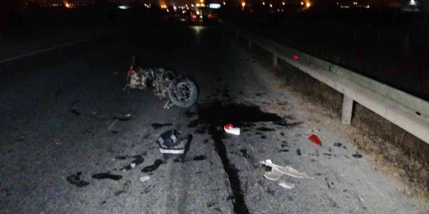 Motosikletler çarpıştı, yoldan geçen motosiklet ehliyetli otomobil sürücüsü  yere savrulan yaralılara çarptı: 1 ölü