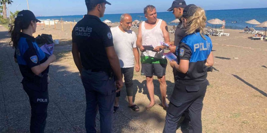 Mersin polisi, suda boğulmalara karşı bilinçlendiriyor