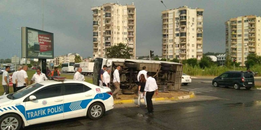 Antalya’da servis midibüsü devrildi: 6 yaralı