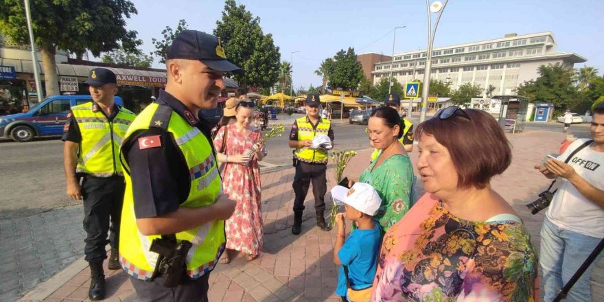 Jandarmadan turistlere bilgilendirici trafik eğitimi