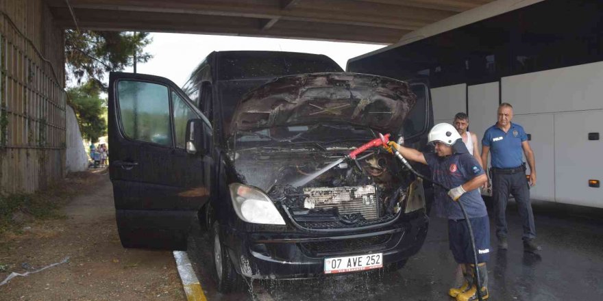 Antalya’da turistleri taşıyan minibüs alev aldı