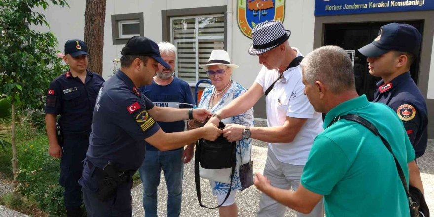 Eski milli voleybolcu Rus çifte, fırının önünde unuttukları para ve evrak dolu çanta teslim edildi